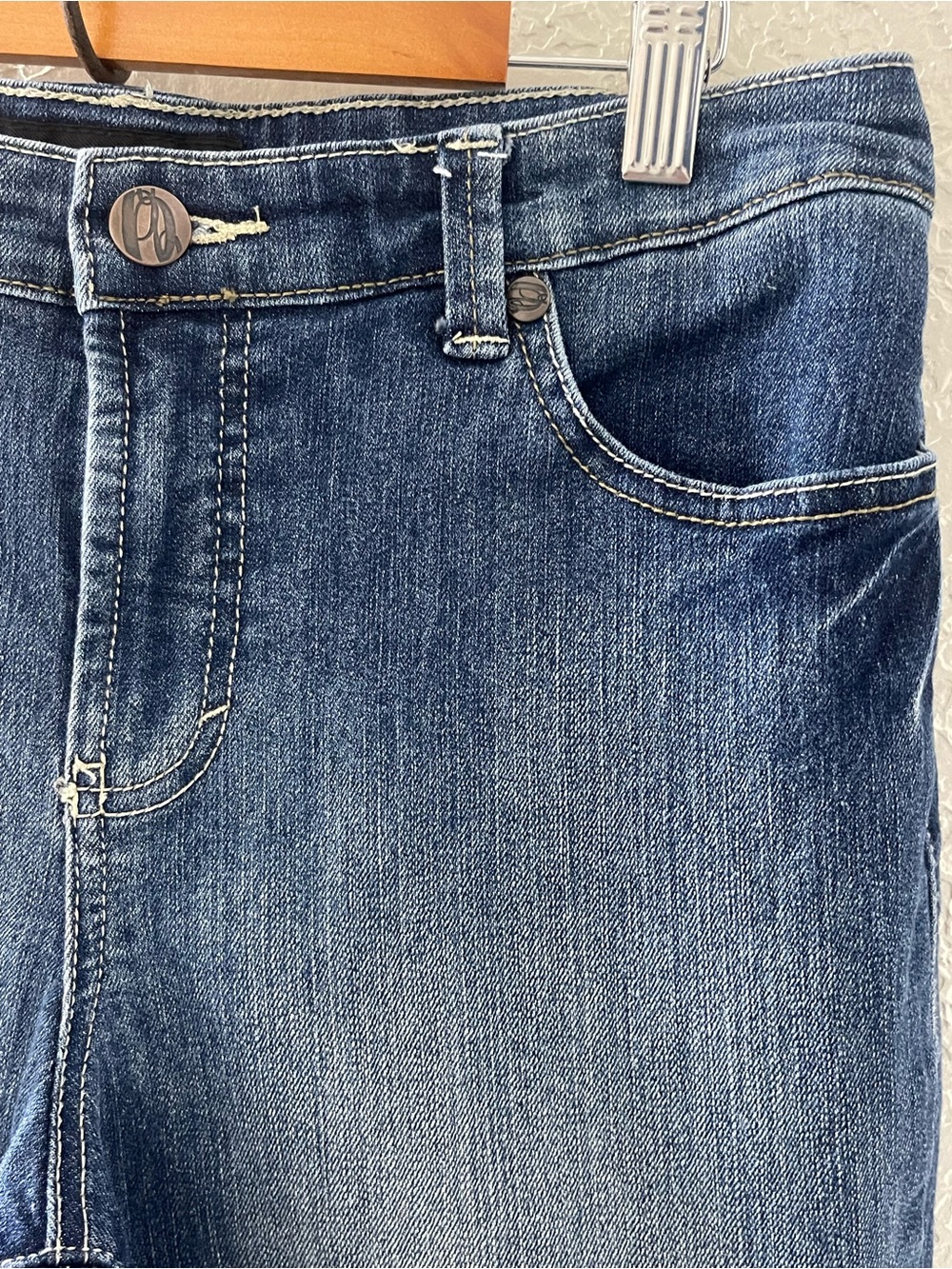 Nine West Women’s Medium Blue Cropped Jeans with Cuffed Hem Size 8 - Picture 4 of 9